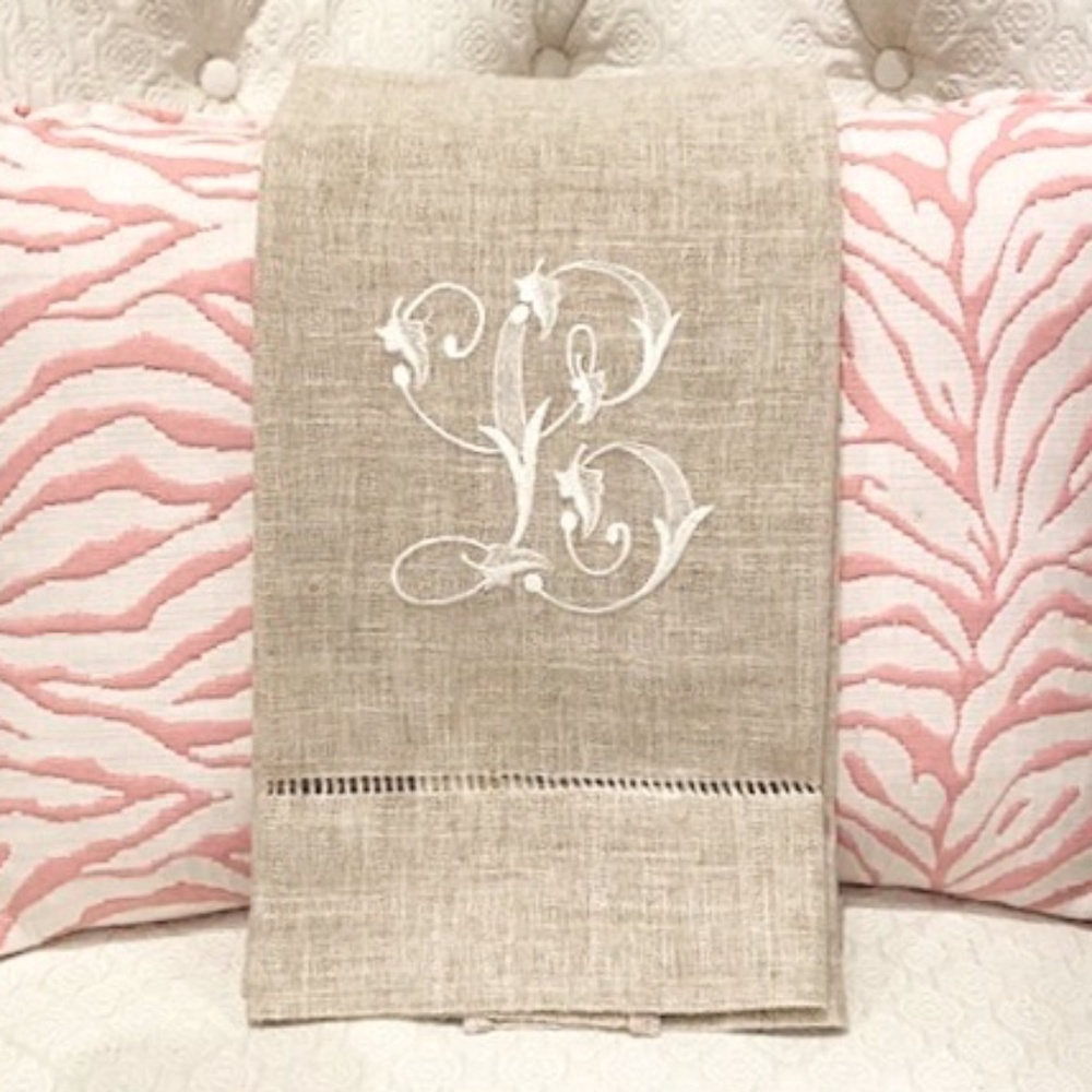 O11-Classic French Linen Guest Towel with Embroidered Monogram "L"